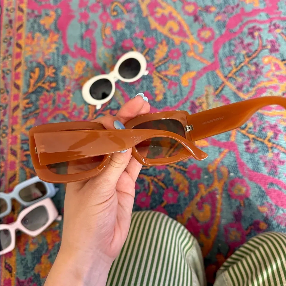 (LOT OF 4) Colorful Sunglasses - Picture 4 of 5